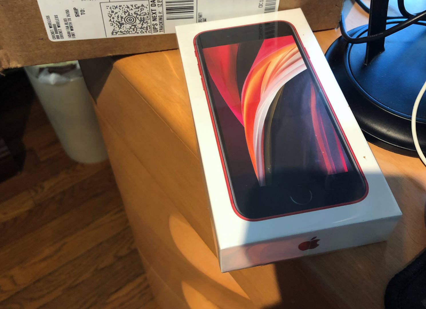 Jenni's new iPhone SE (2020), 64GB, (PRODUCT)RED waiting to be opened!