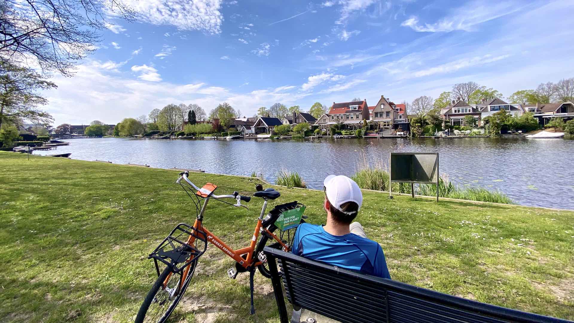 Closing photo of Chris with his Donkey Republic bike along a canal in Dordrecht, NL.