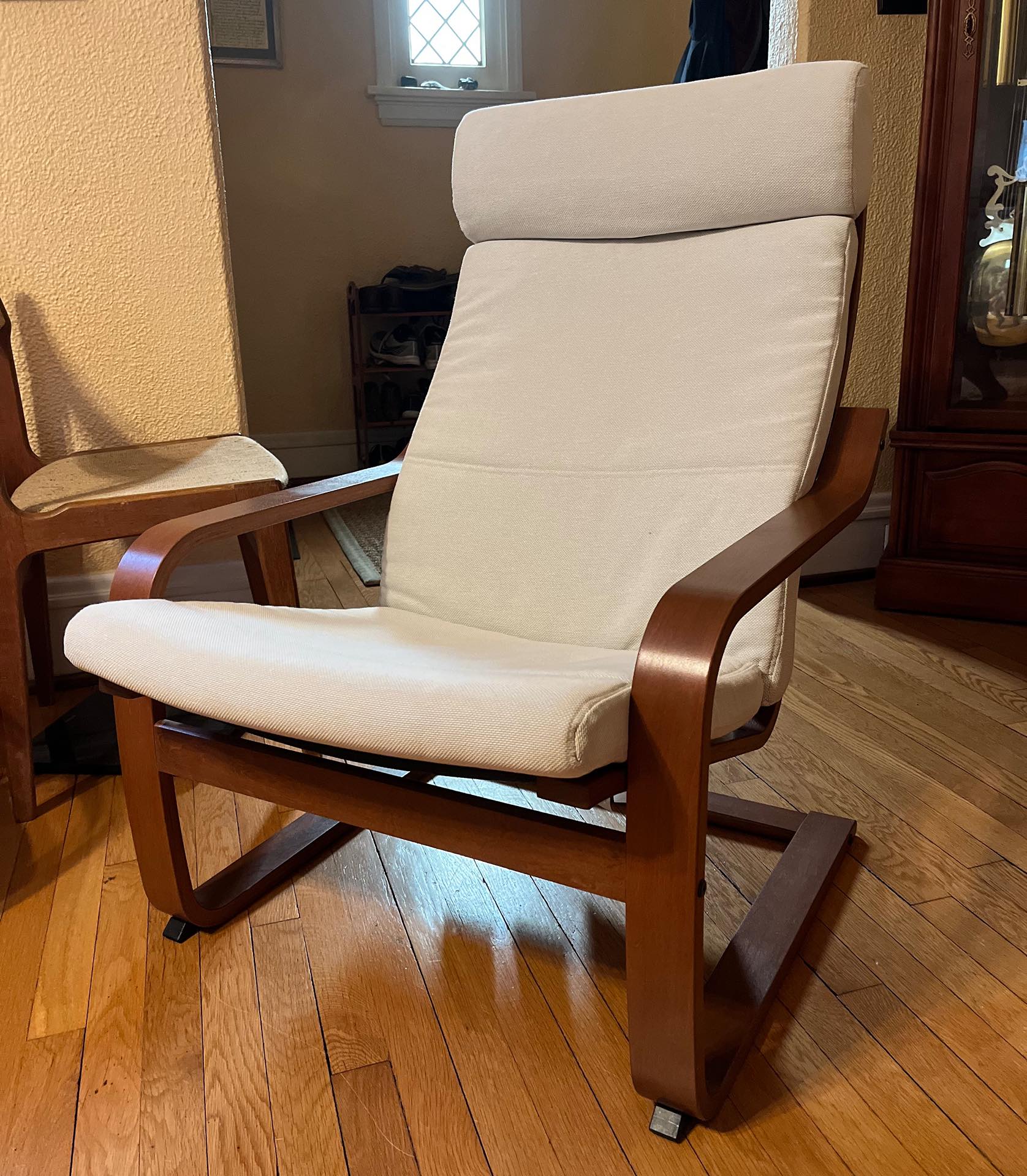 Looks nice, it's cushy, and the frame has a nice flex to it for some good bouncing! Perfect for breastfeeding—we hope!